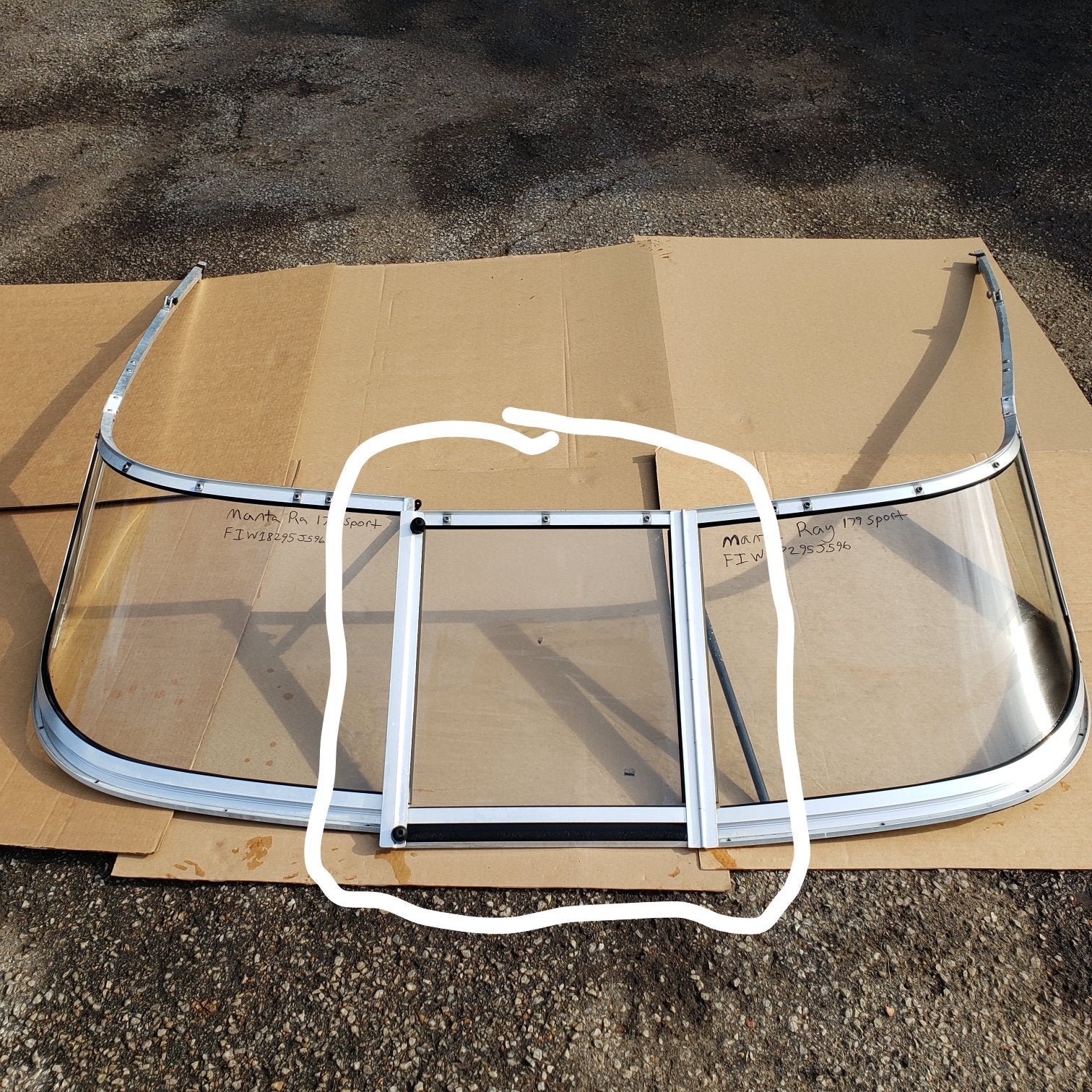 Manta Ray 179 Sport Boat 22-1/4 x 19-1/4 Windshield Center Middle